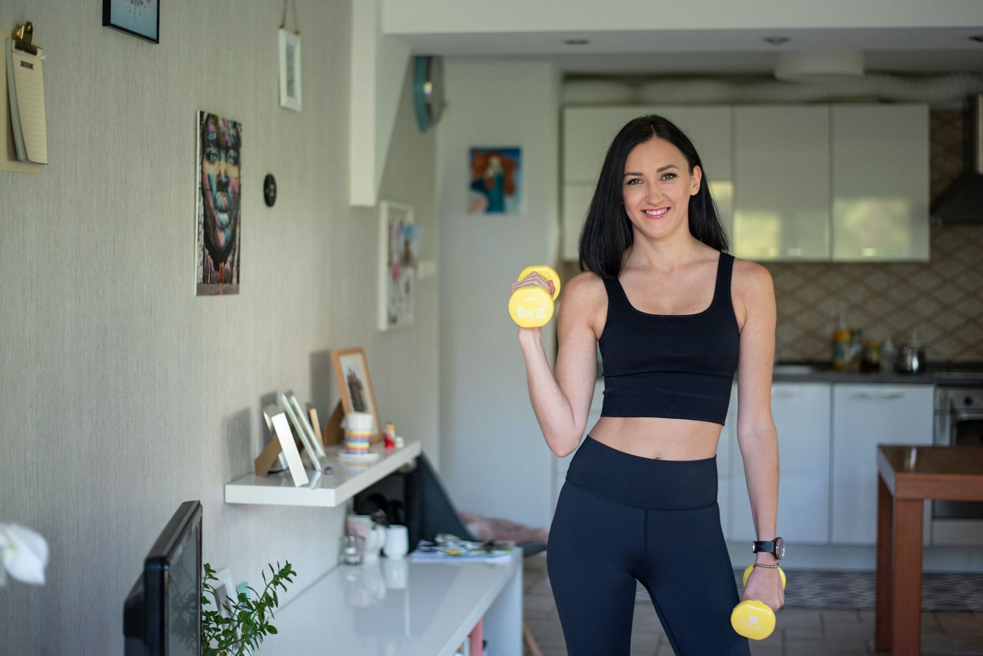 Can do this workout at the comfort of your home (Image via Pexels/Polona Mitar Osolnik)